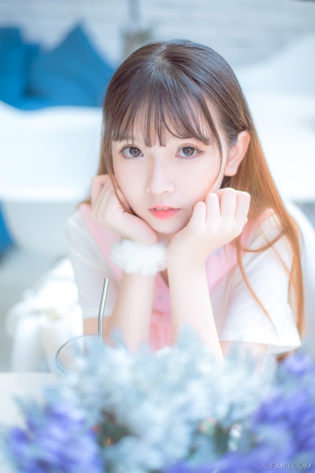 化妆有助气色，无助气质。有家产和有家教没有太大关系。——三毛《亲爱的三毛》